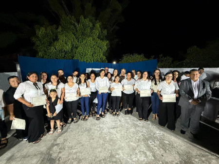 Entrega de certificados de finalización del ciclo lectivo 2025 de la Escuela Municipal de Artes y Oficios